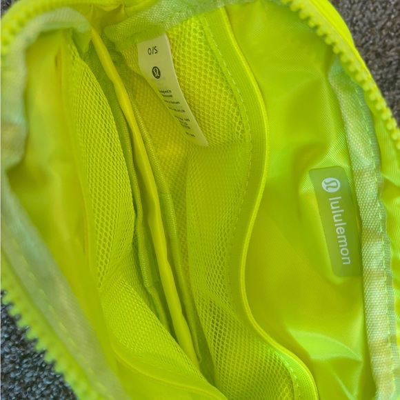 Lululemon Neon Yellow everywhere belt bag brand new - Picture 3 of 3